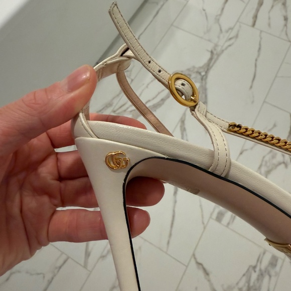 Gucci Heels (ivory leather and gold chain straps) - Picture 15 of 15